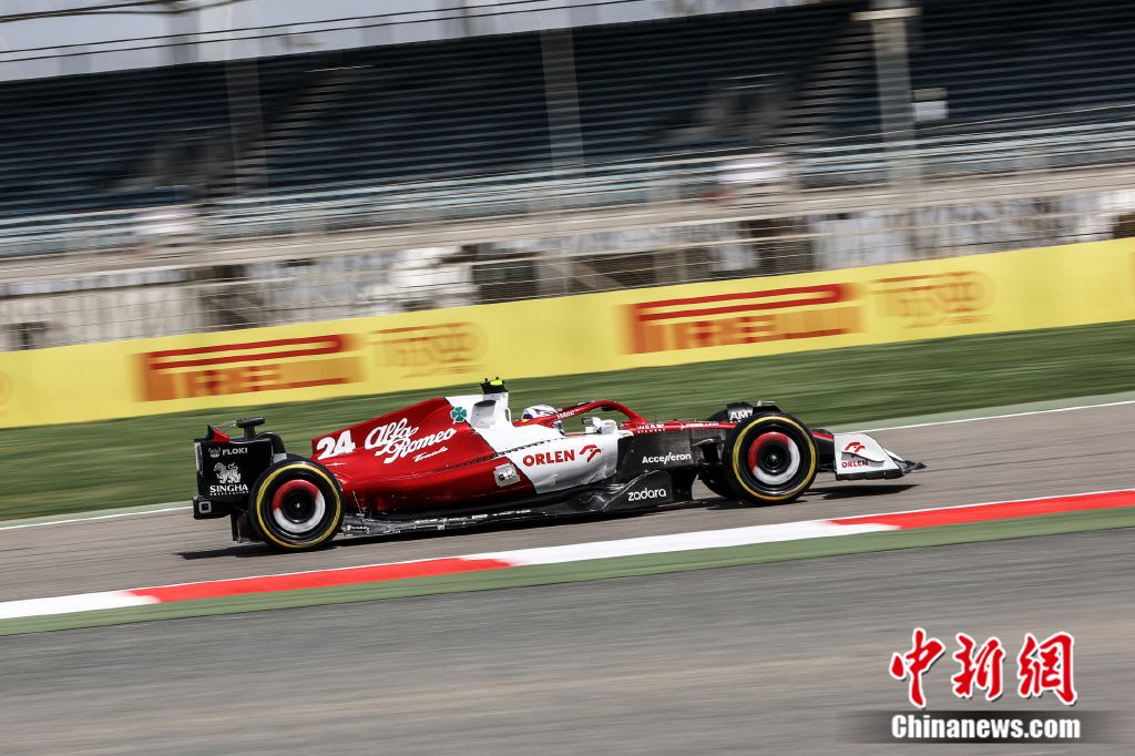 中国首位F1车手周冠宇驾驶赛车。阿尔法-罗密欧车队供图 