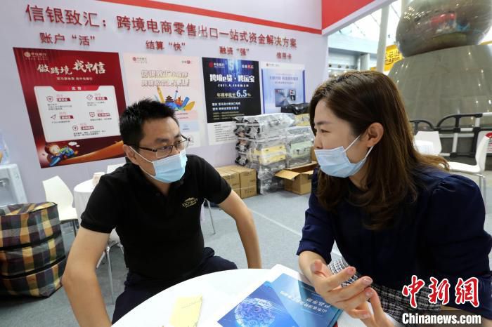 当天，首届中国(山东)跨境电商交易博览会开幕，山东外贸企业代表了解跨境电商金融的相关情况。　沙见龙 摄