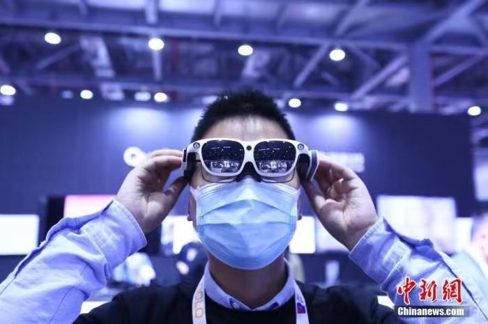 图为江西南昌，一位男子戴着MR（混合现实）智能眼镜感受逼真的全息影像。（资料图）　刘占昆　摄