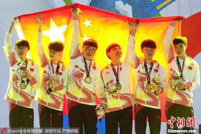 雅加达亚运会英雄联盟表演项目中国团队站上最高领奖台。图片来源：Osports全体育图片社