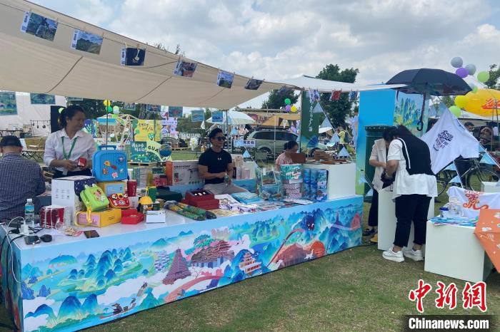 图为“跟着邮票游广西”特色主题展位。　林洁琪 摄