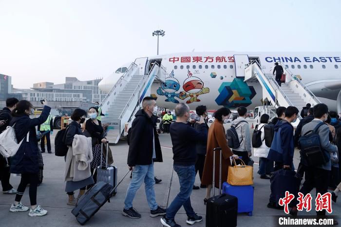 旅客登上中国东航“技能梦想号”主题飞机前往北京。　殷立勤 摄