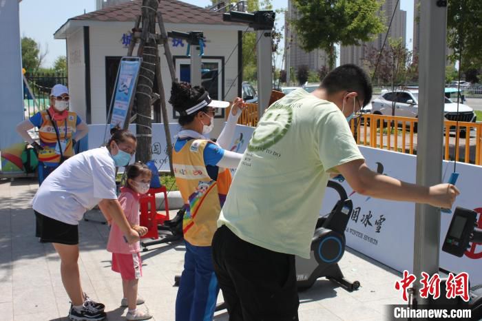 当地市民参与体验活动 中国冰雪大篷车组委会提供