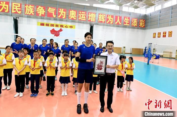 共青团漳州市委书记张宸珲(右)向中国女排队员代表赠送纪念品。　张金川 摄