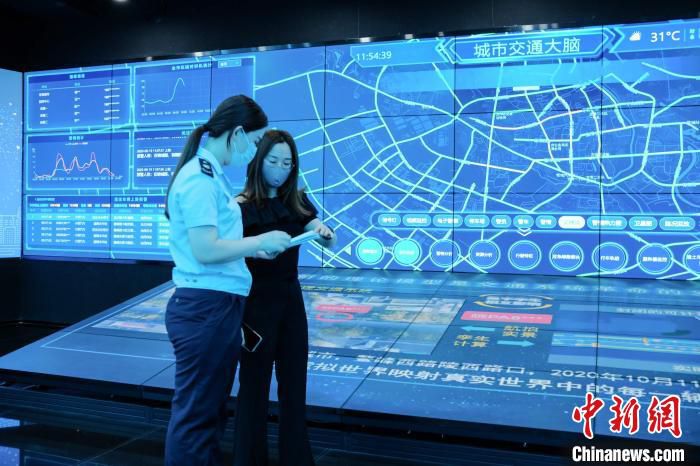 税务部门上门为方纬科技送上税费优惠政策“大礼包” 杨锐轩 摄