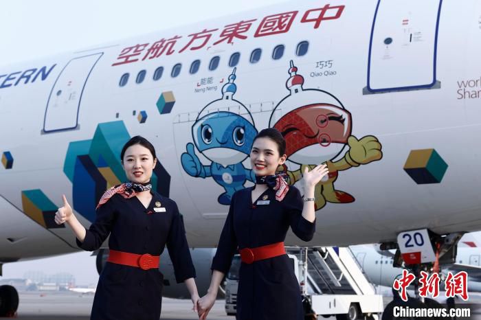 “95后”空姐陈亦凡与吴佳妮与中国东航“技能梦想号”主题飞机合影留念。　殷立勤 摄