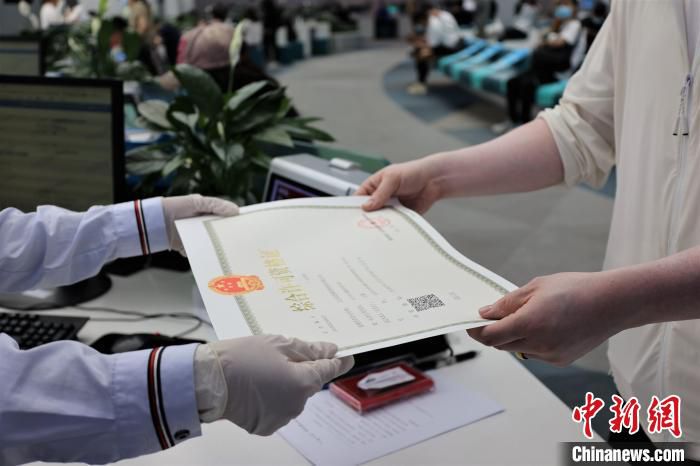 相关企业负责人在北京经开区政务服务大厅申请《综合许可资格证》。　北京经开区管委会供图
