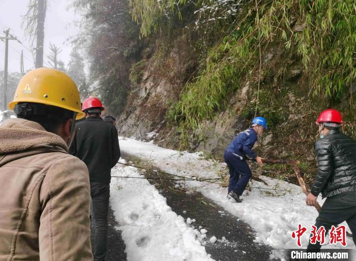 图为云南移动工作人员正在抢通公路沿线断点光缆。　中国移动云南公司供图