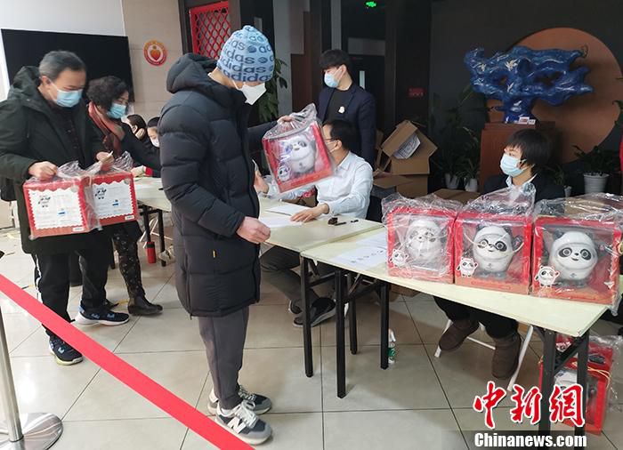 2月14日，已有预订冰墩墩毛绒玩具的消费者拿到现货。中新网记者 宋宇晟 摄