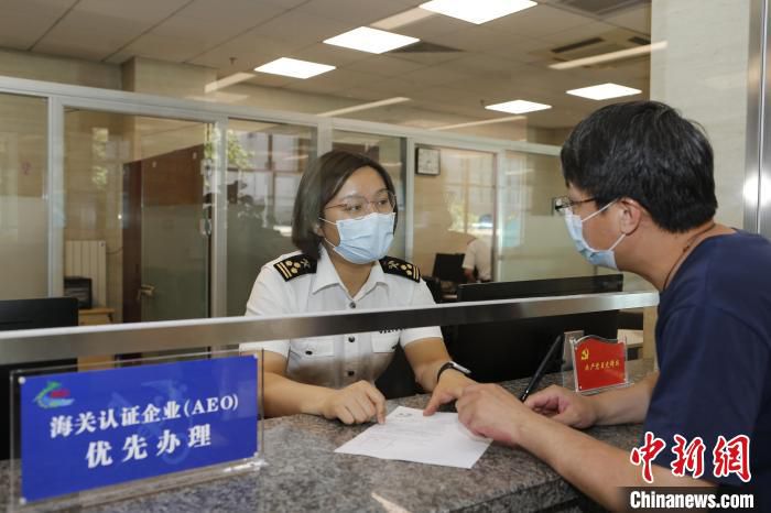 图为中关村海关开设AEO企业优先办理专用窗口。　王晓龙 摄