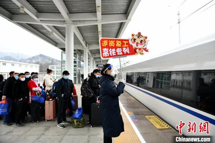 陕西开行今年首趟免费“点对点”定制高铁务工专列。　郝正国 摄