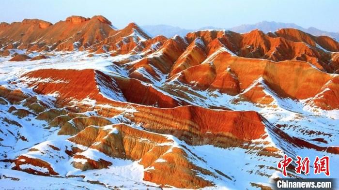 图为雪后的张掖市丹霞。(资料图) 甘肃省文化和旅游厅供图