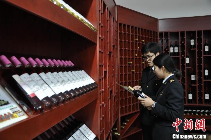 海关关员在葡萄酒企业调研。　杨振雷 摄