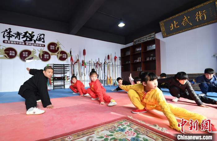 图为师傅带领学员练习基本功。　刘向 摄