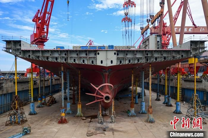 资料图为5月23日，中国船舶沪东中华造船(集团)有限公司工作人员在建造货轮。 中新社记者 田雨昊 摄 