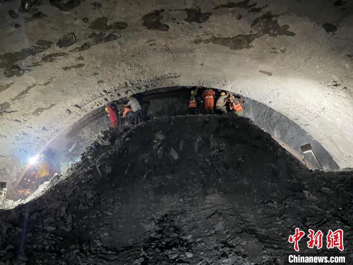 图为大栗树隧道左幅贯通。　侯波 摄