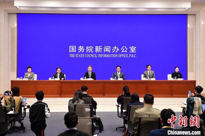 3月30日，中国国务院新闻办公室在北京举行新闻发布会，国家发展改革委党组成员、秘书长赵辰昕，国家体育总局副局长李建明，国家发展改革委社会发展司司长欧晓理，教育部体育卫生与艺术教育司负责人郝风林，全国总工会财务部负责人李颖敏介绍构建更高水平的全民健身公共服务体系有关情况，并答记者问。 中新社记者 田雨昊 摄