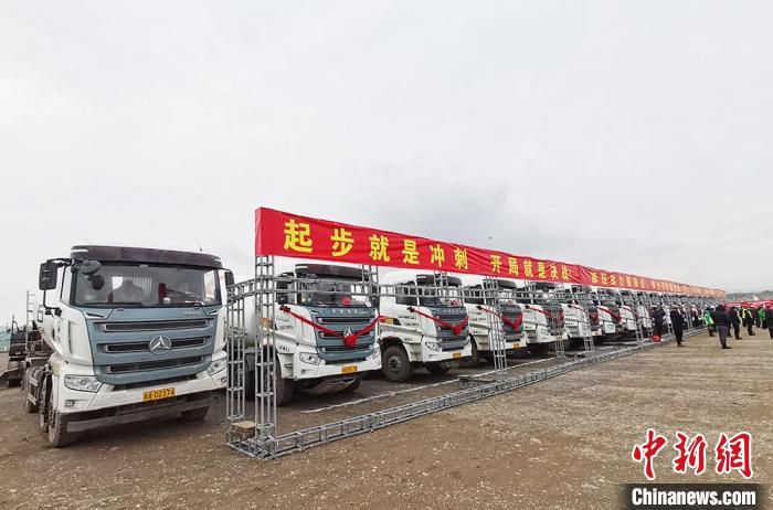 2022年，第十二师计划实施项目263个，总投资1032亿元，其中当年计划投资248亿元。　戚亚平 摄