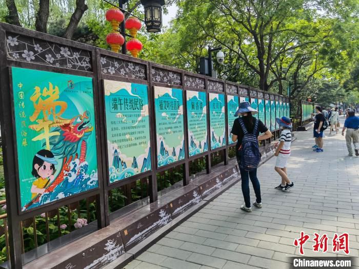 图为市民在陶然亭公园游览。　北京市公园管理中心供图