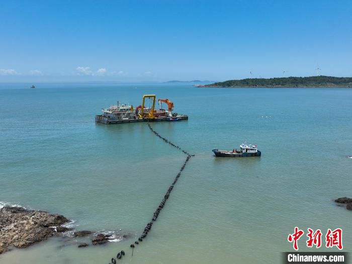 上大陈海缆铺设。　葛嘉仪 摄