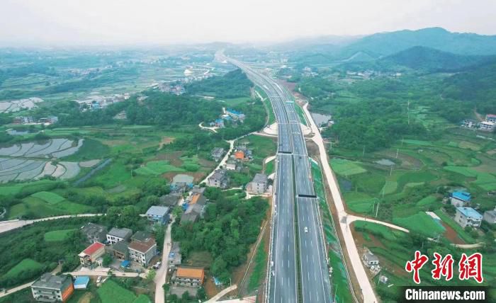 湖北鄂州机场高速公路通车(无人机拍摄) 高雅 摄