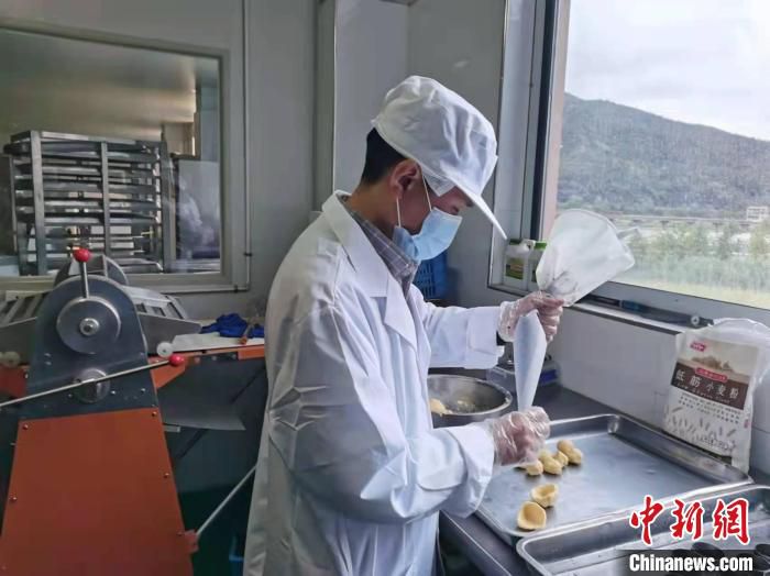 工人在制作杨梅酥 舒旭影 摄