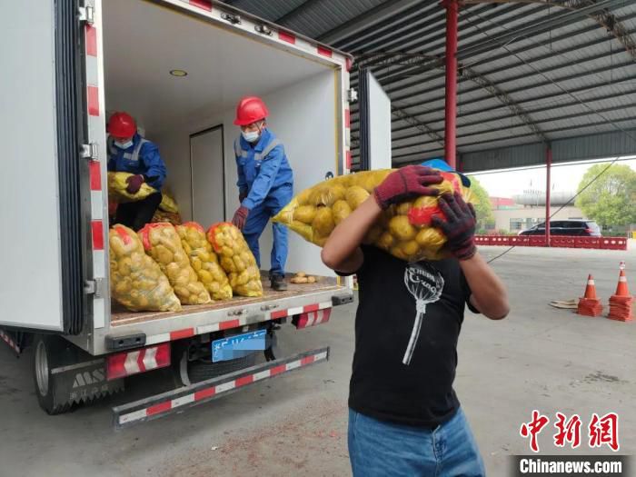 工作人员正在搬运驰援上海的蔬菜 安吉宣传部供图