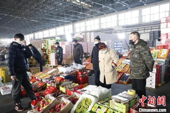 在果品交易市场，各种水果琳琅满目。　张翔 摄