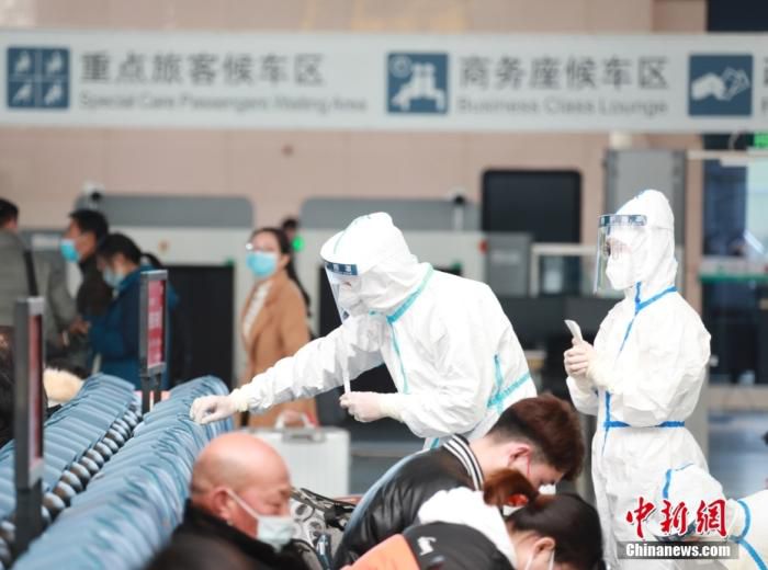 图为工作人员在公共区域例行取样检测。 中新社记者 阚力 摄