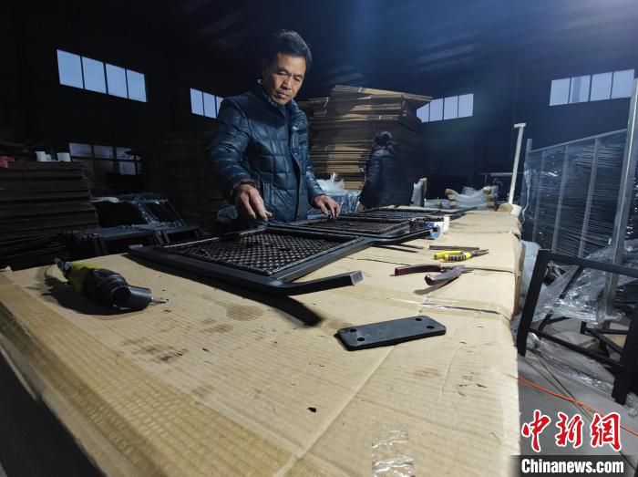家具厂车间里，工人正在进行家具组装。　阚力 摄