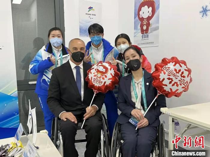 颁奖嘉宾与残奥大家庭礼宾室工作人员合影。　延庆冬残奥颁奖广场运行团队供图