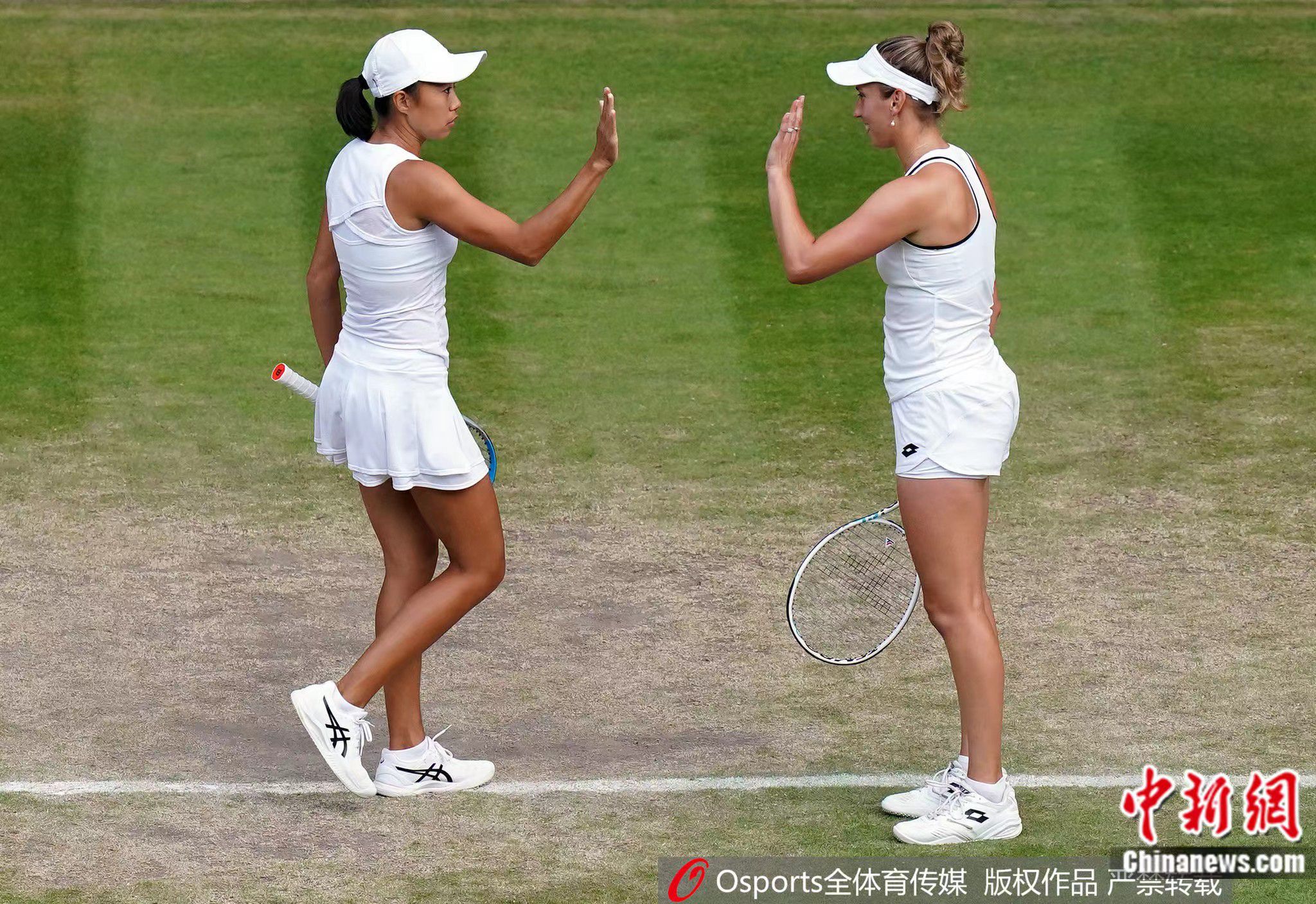 张帅与梅尔滕斯在比赛中。图片来源：Osports全体育图片社 