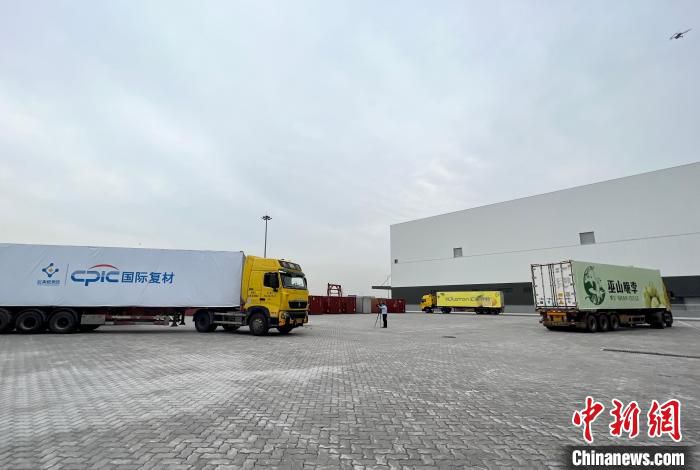 图为中新(重庆)多式联运示范基地发出首批联运班车。　钟旖 摄