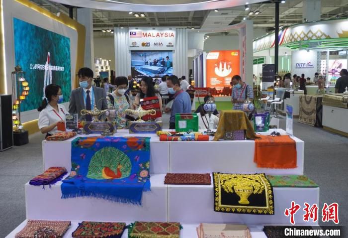 7月7日，兰洽会展区主宾国展出的丝路元素产品受国内外宾客欢迎。图为阿联酋馆展出产品吸引宾客。　九美旦增 　摄