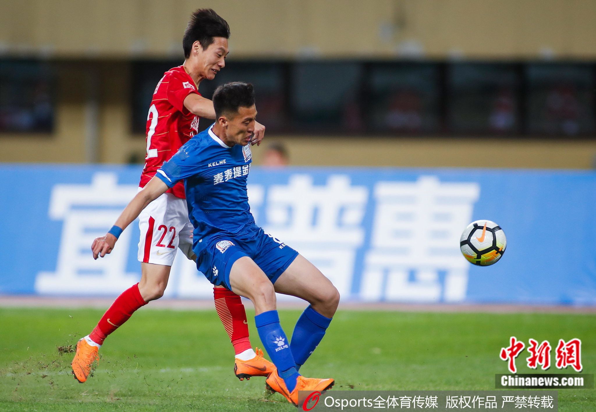 王子豪(右)在比赛中。图片来源：Osports全体育图片社