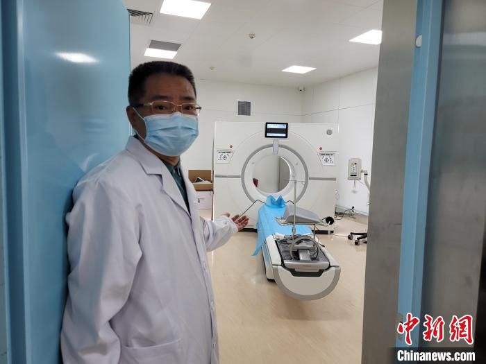 博鳌乐城国际医疗旅游先行区，瑞金海南医院党委副书记廖光锐展示院内医疗设备。　王晓斌 摄