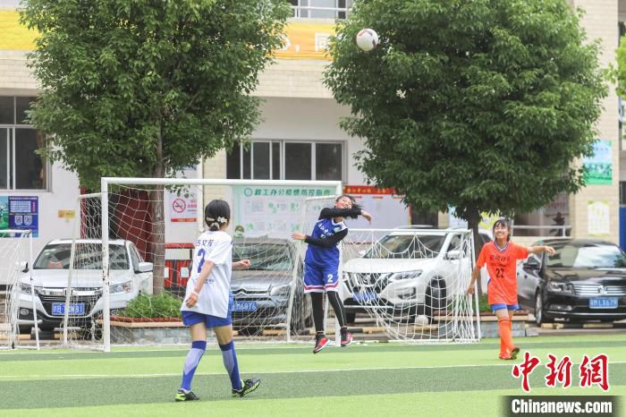 5月28日，寻乌县澄江中心小学足球场，晨曦女足的队员们正在开展训练，每个人脸上都洋溢着笑容。　刘力鑫 摄