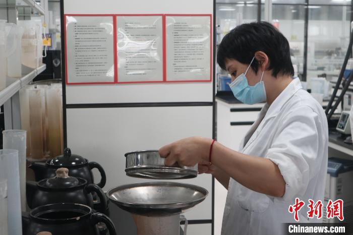 图为一方制药标准汤剂制备区 孙秋霞 摄