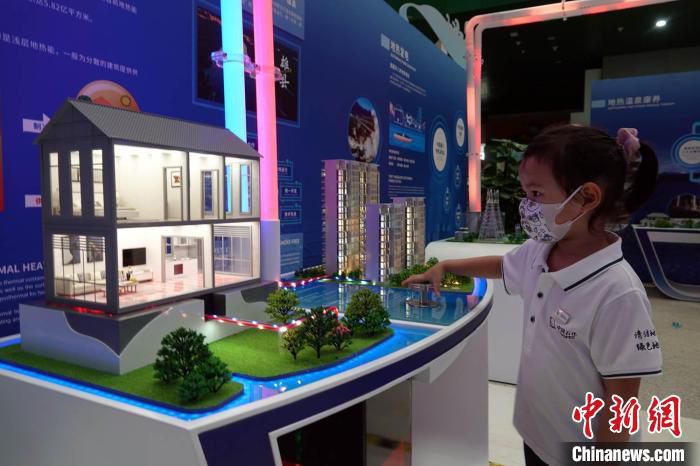 中国科技馆举办的“拥抱双碳，共赢未来”地热科普公益展上，儿童观众参观体验。　中新社记者 孙自法 摄