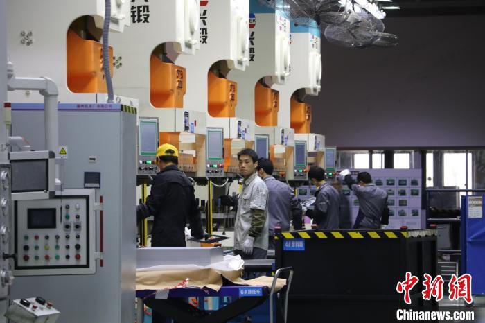 浙江某企业车间内。(资料图) 王逸飞 摄