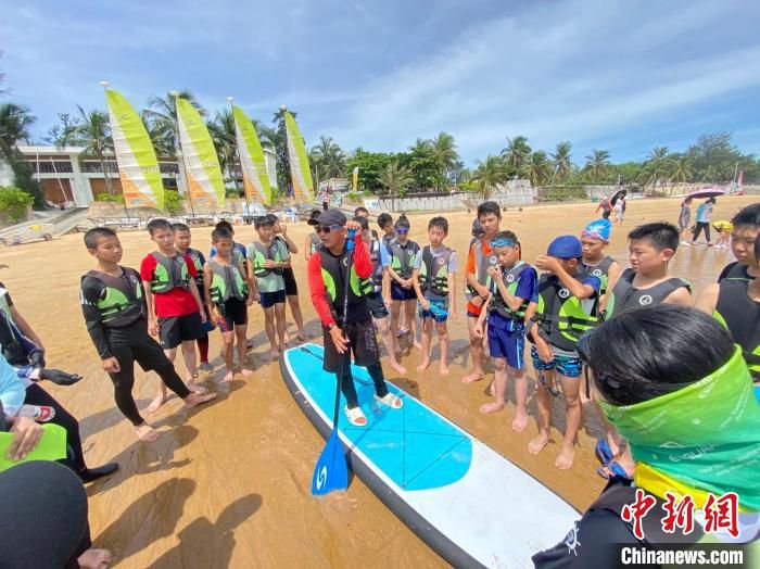 图为6月5日，海口一群青少年在教练的指导下学习浆板运动知识。　符宇群 摄
