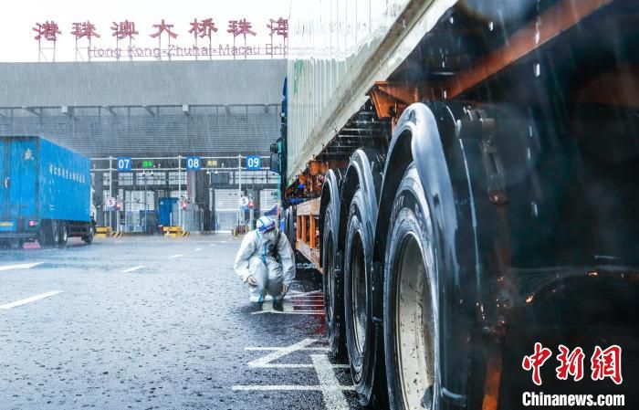 珠海出入境边防检查总站移民管理警察雨中查验赴港跨境车辆。　王相国 摄