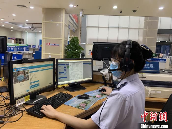 税务干部运用V—Tax可视化远程平台为纳税人办理税费业务 广东省税务局供图