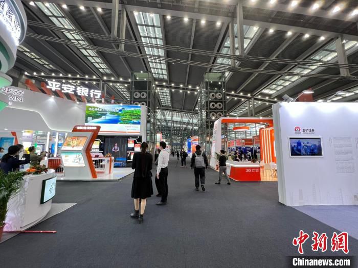 图为第十五届深圳国际金融博览会现场。　朱族英 摄