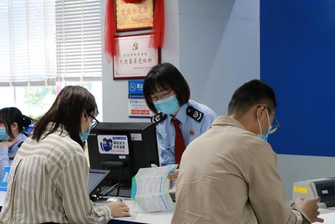 办税服务厅人员为纳税人讲解税费优惠政策。