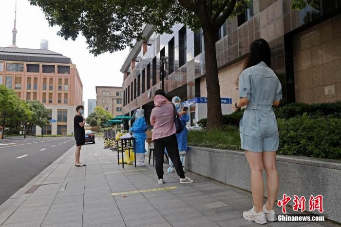 市民有序排队进行核酸检测采样。 殷立勤 摄