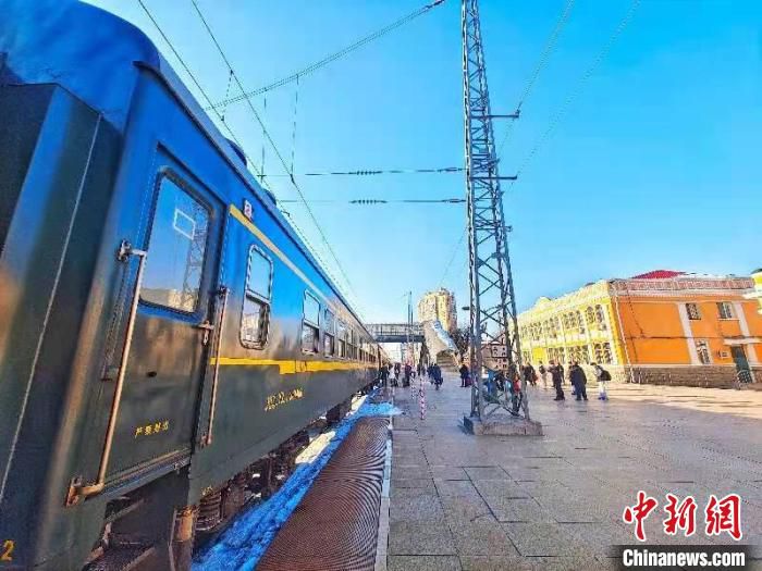 旅客乘坐哈尔滨最后一趟老式绿皮车。　原勇 摄