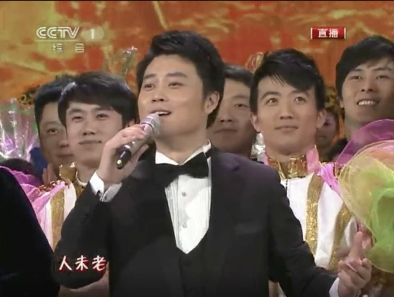 2011年春晚，张大伟登台与李谷一等歌唱家合唱《难忘今宵》