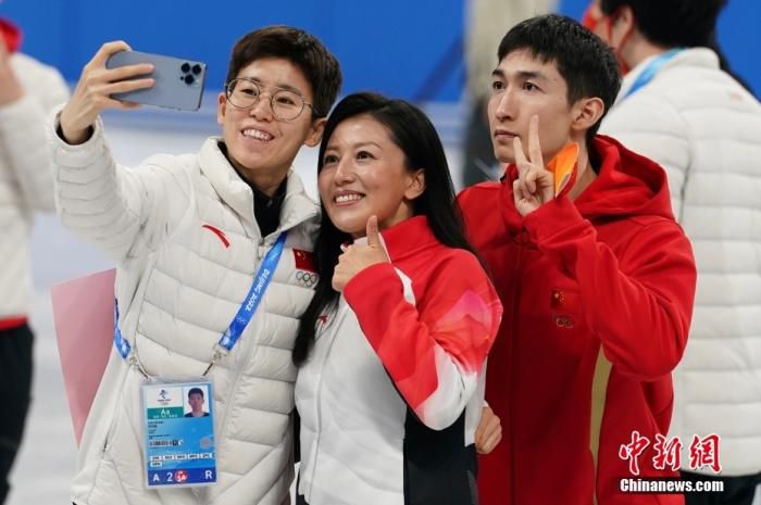 2月16日，北京2022年冬奥会短道速滑比赛在首都体育馆举行。赛后中国短道速滑队集体在首都体育馆冰面合影。图为范可新(左)、杨扬(中)、武大靖合影。 中新社记者 崔楠 摄