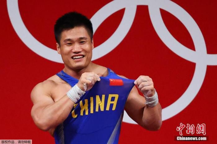7月31日，东京奥运会男子举重81公斤级决赛中，37岁的中国选手吕小军以抓举170公斤、挺举204公斤、总成绩374公斤的成绩夺得冠军，其中抓举、挺举、总成绩均打破奥运纪录。这是中国代表团本届奥运会的第21金。